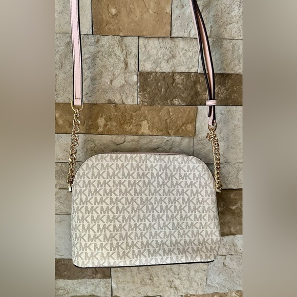 Jet Set Travel Medium Logo Dome
Crossbody Bag - white and gold - Picture 7 of 7